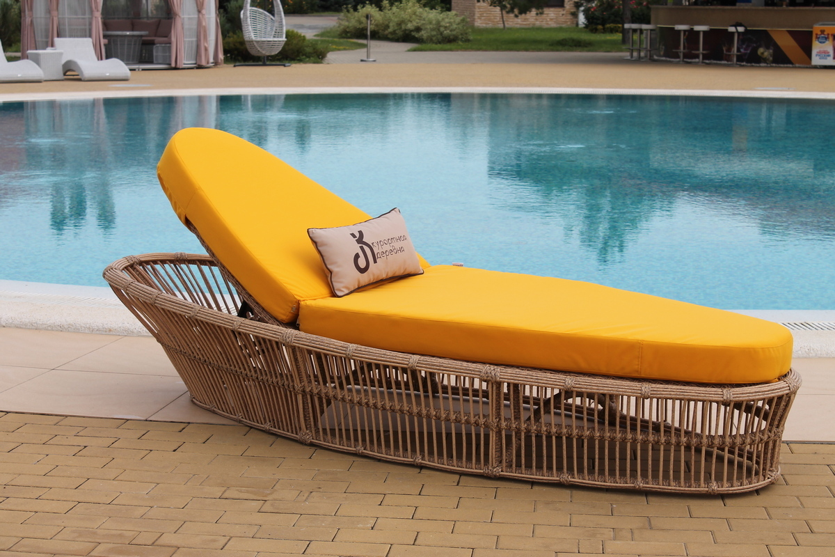 Шезлонги с регулировкой спинки для комфортного отдыха у бассейна.