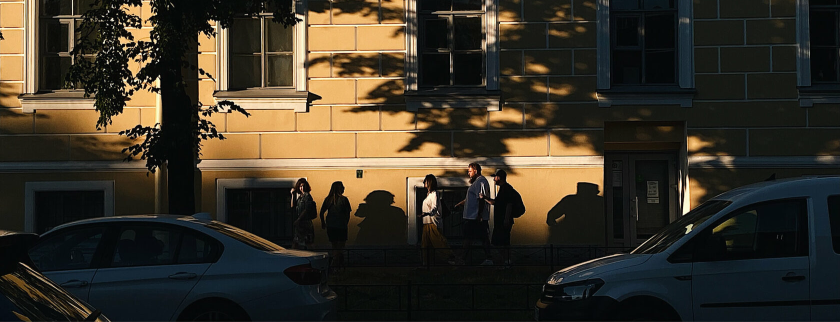 Закат, солнце, город, прохожие, машины. Фотопрактика Андрея Андреева «Снимаем осознанно»