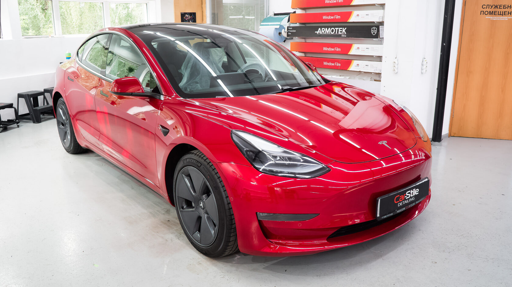 Оклейка кузова авто Tesla 3 полиуретановой пленкой Llumar