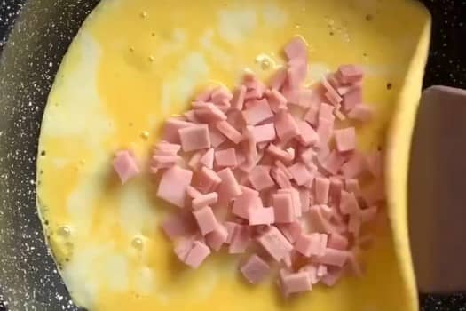 Приготовление омлета конвертиком с начинкой на сковороде: шаг 2