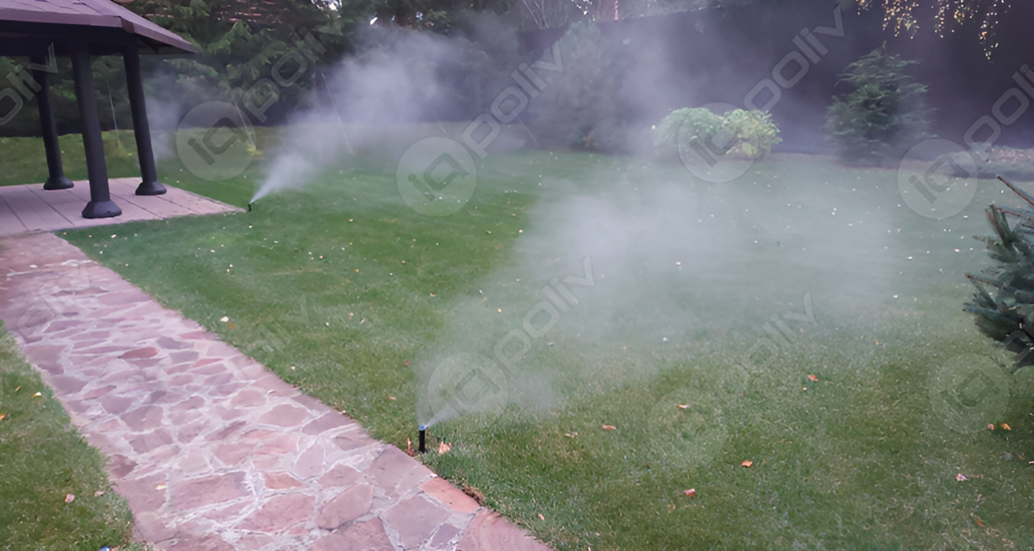 Выход водно-воздушной смеси (белого тумана) из дождевателя Hunter во время продувки воздухом.