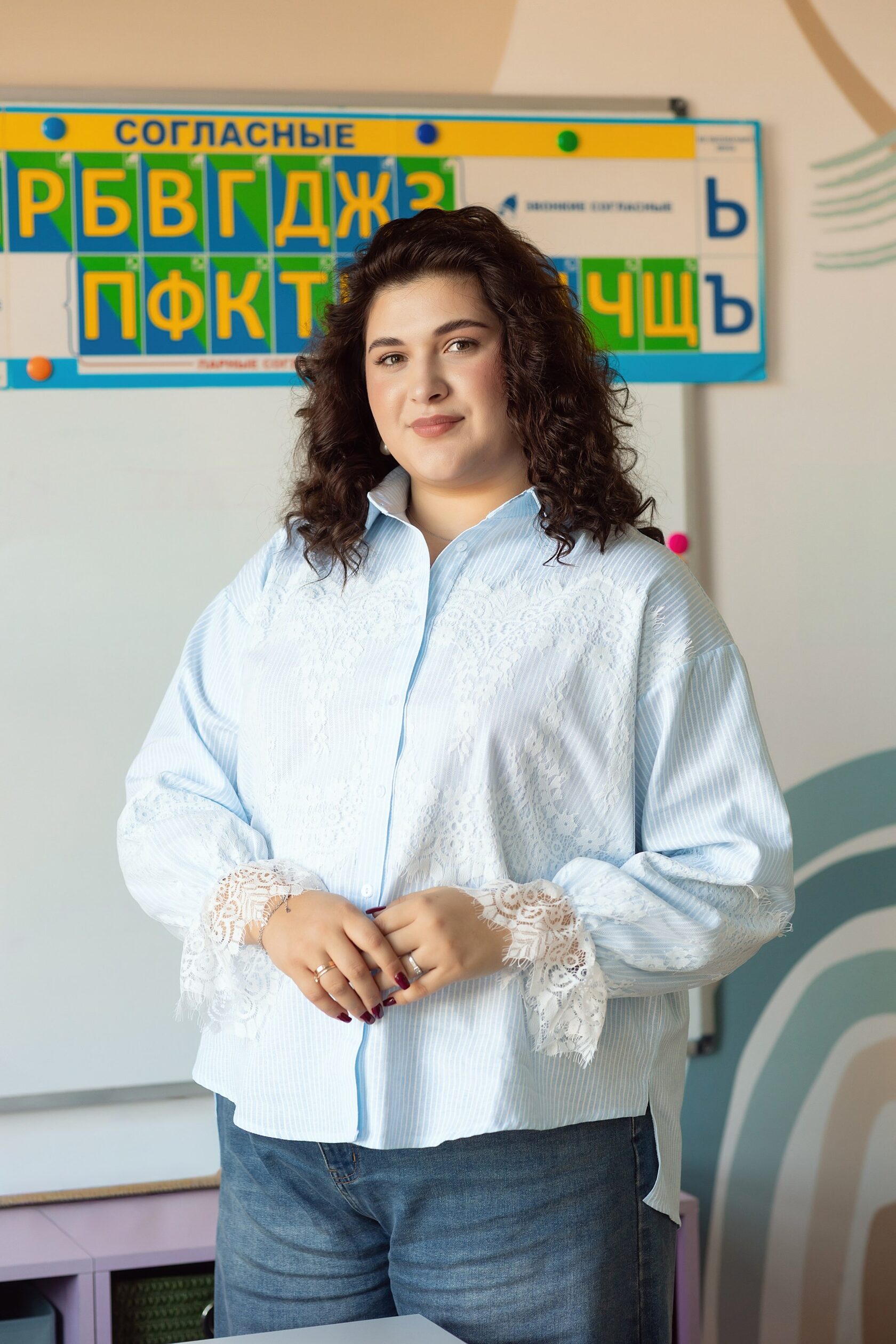 Педагог взаимодействует с детьми