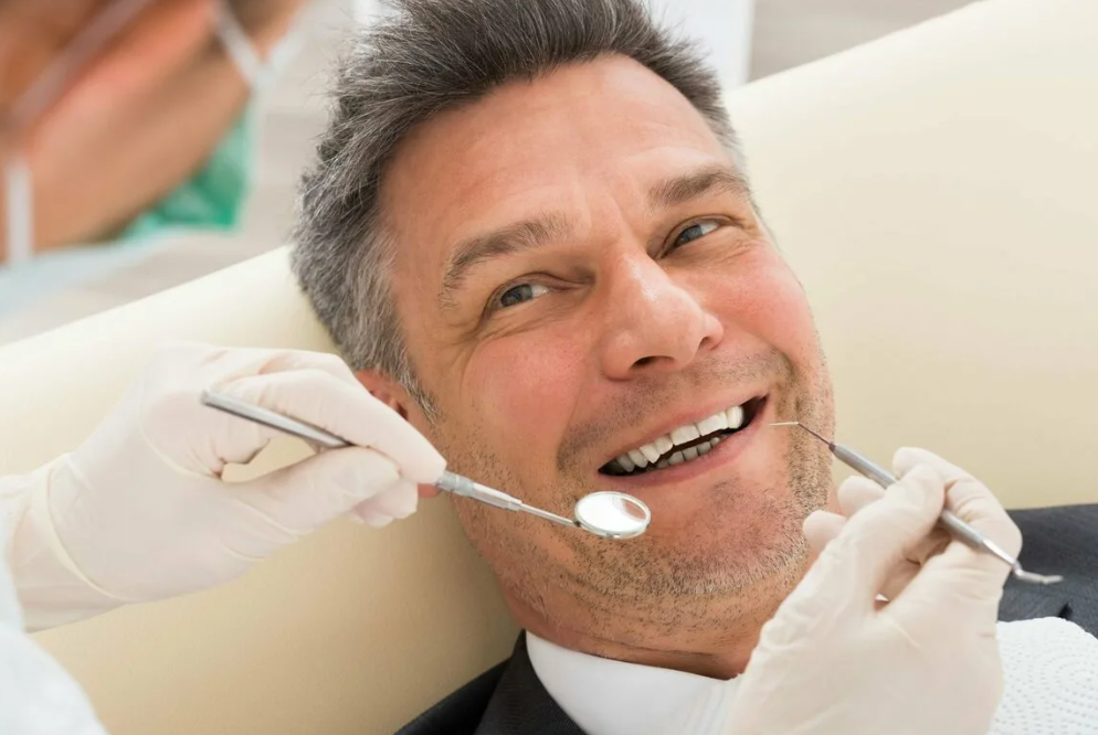 Протезист рейтинг. Красивые зубы мужские. Зубной. Стоматолог мужчина. Красивые зубы стоматология.
