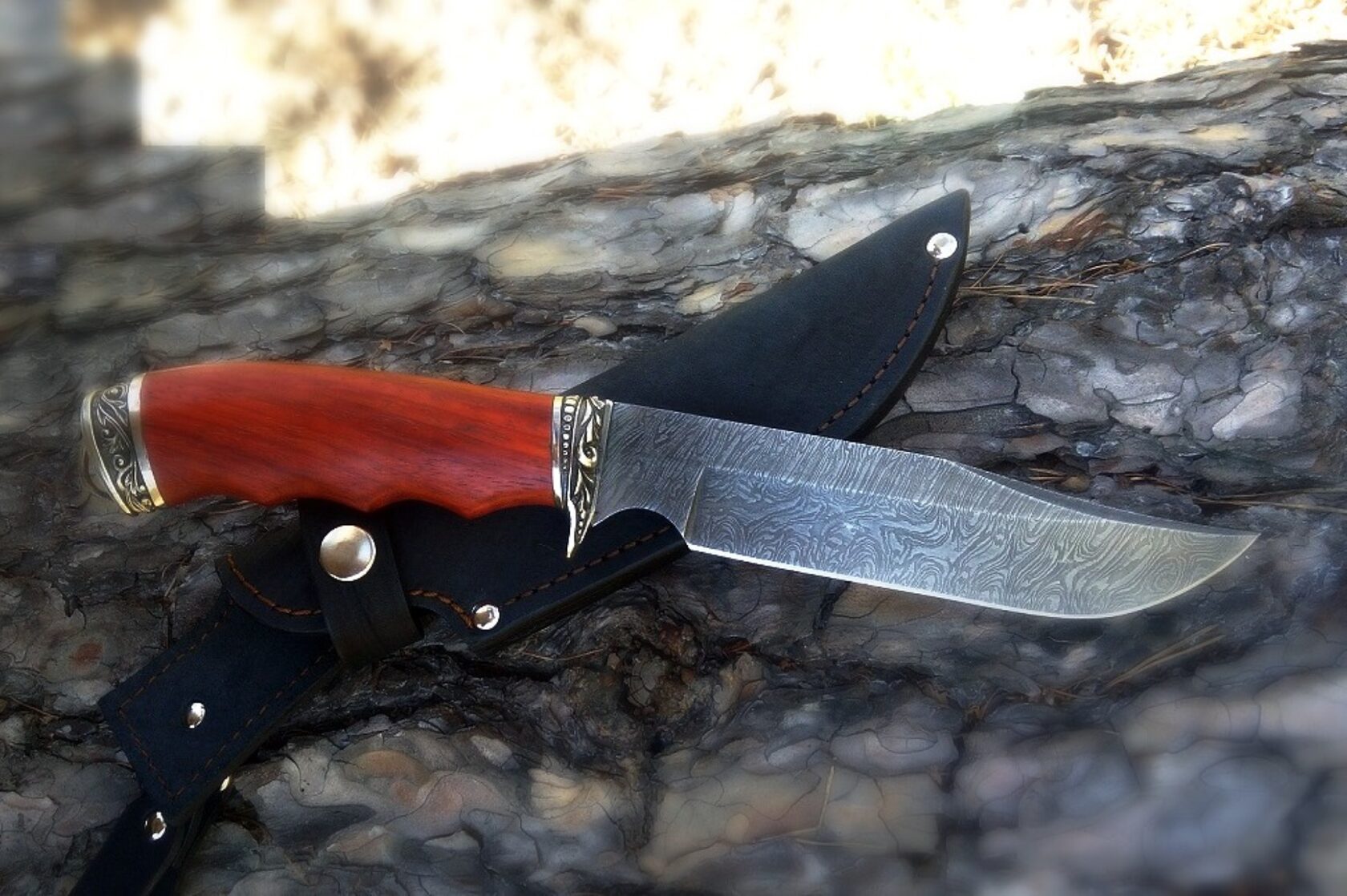 нож с отверстием в лезвии. подпальцевые выемки на рукояти. выемка на ноже. нож с упором. подпальцевые выемки на ноже.