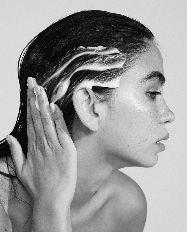 девушка наносит маску на волосы