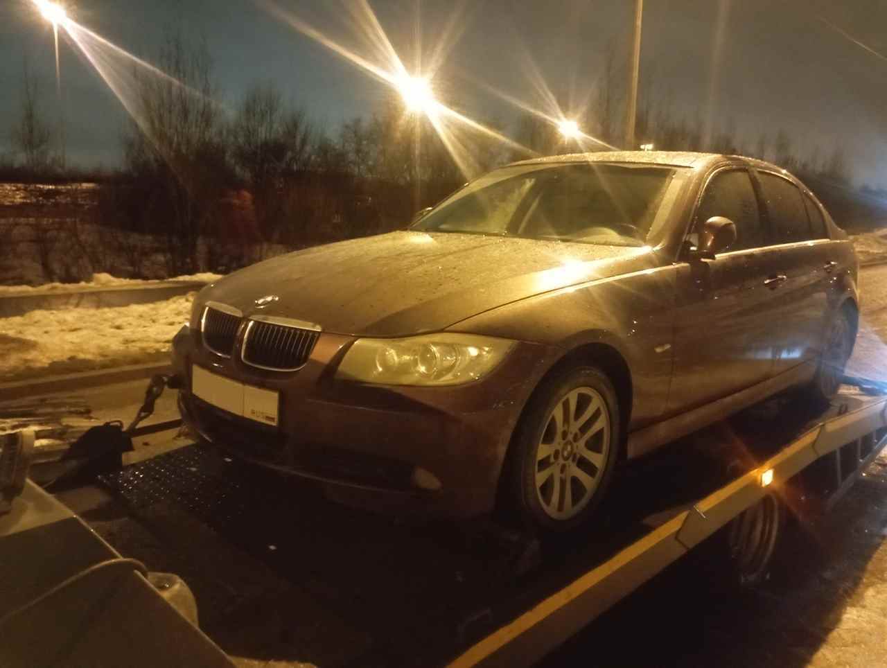 Эвакуация автомобиля BMW 325 с Чарушинской улицы в Красногвардейском районе Санкт-Петербурга