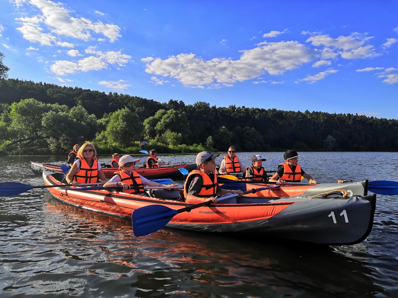 Сплавы в подмосковье маршруты. Река дубна сплав на байдарках. Сплав по реке судогда на байдарках. Долина реки янисйоки. Сплав на байдарках в москве в серебряном бору.