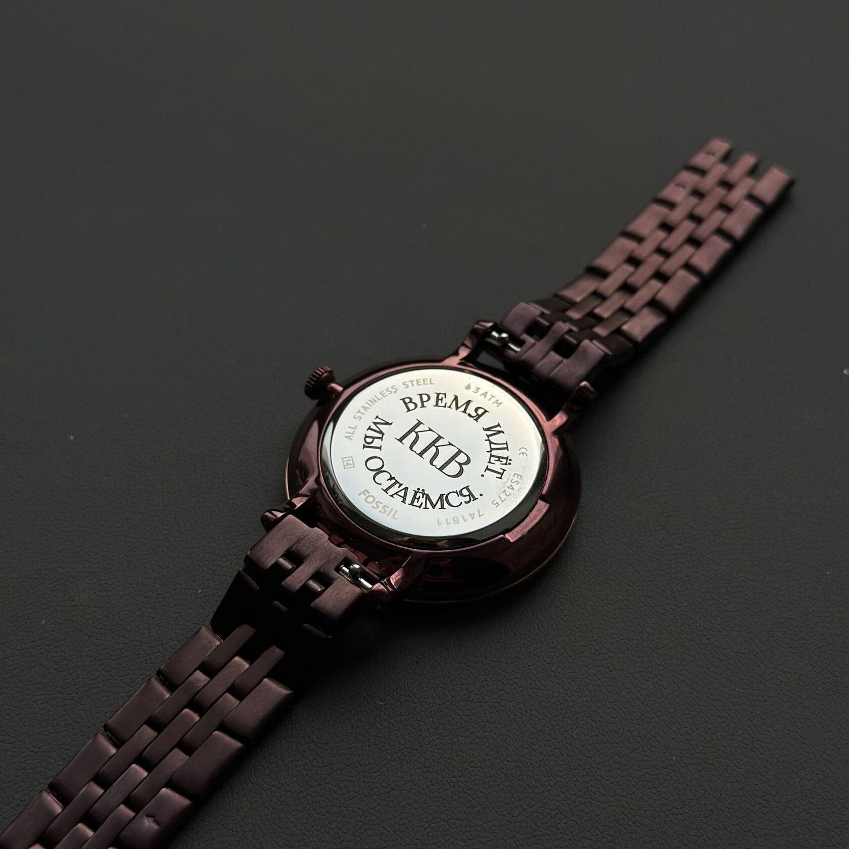 Лазерная гравировка на наручных часах в Кирове — StekloWood, персональная надпись на аксессуаре