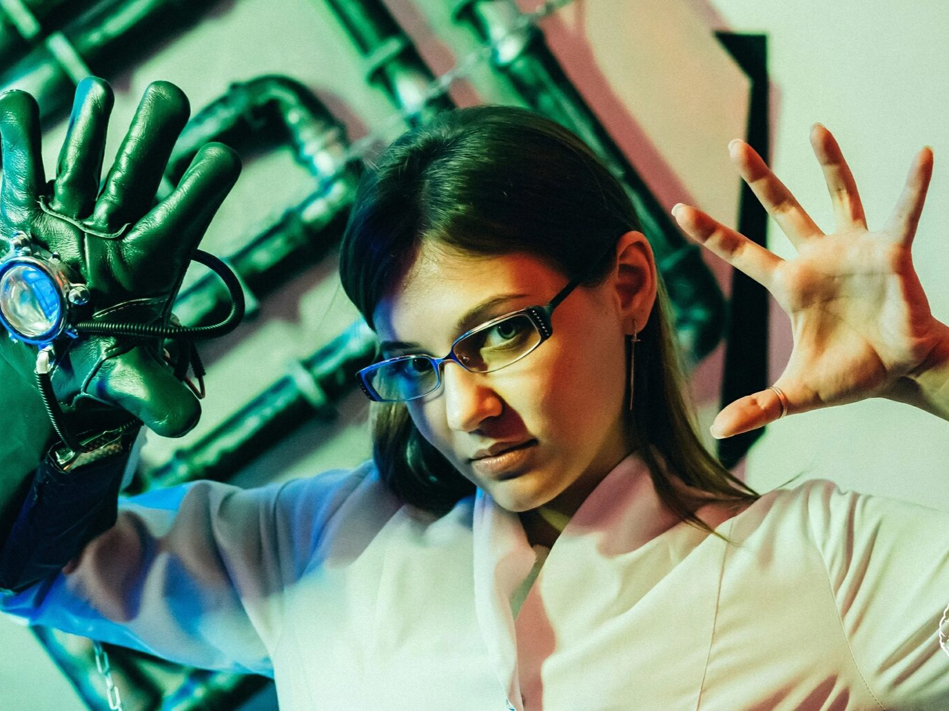 фото парня и девушки на романтическом свидании в публичном месте