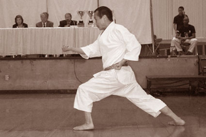 Cэнсэй Акихито Исака: показательное выступление на 2-м Кубке Мира по каратэ KWF 2002 в США