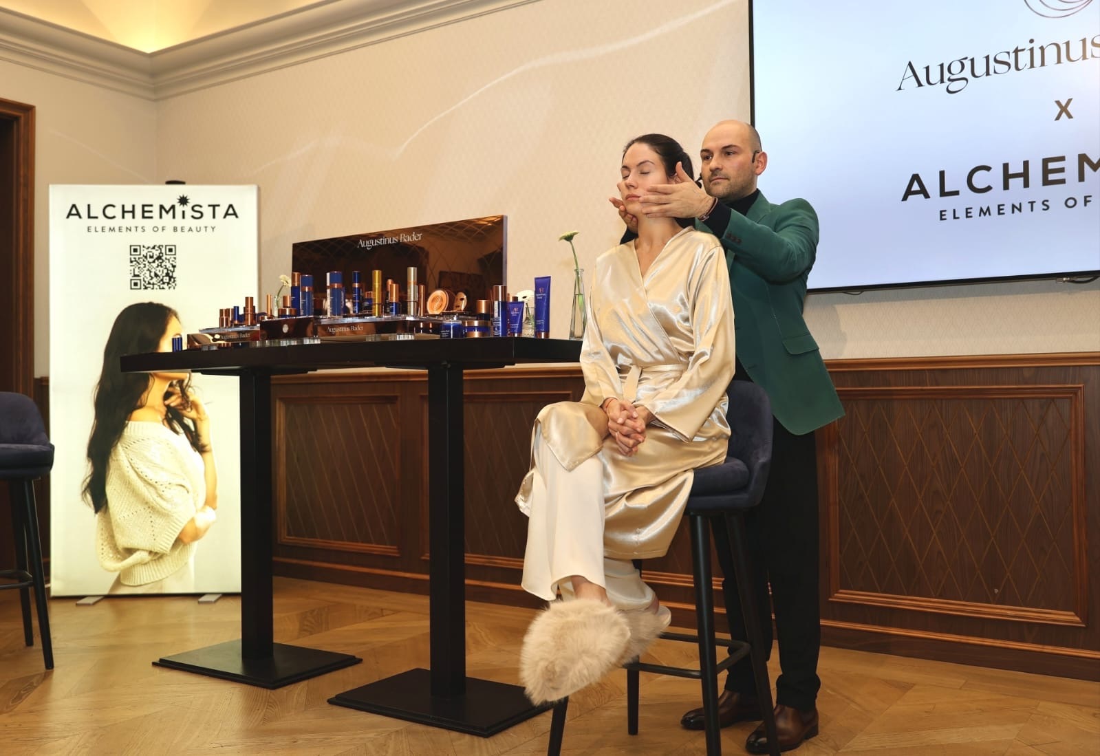 Кирил Чалъков демонстрира грижа за кожата върху модел с продуктите Augustinus Bader