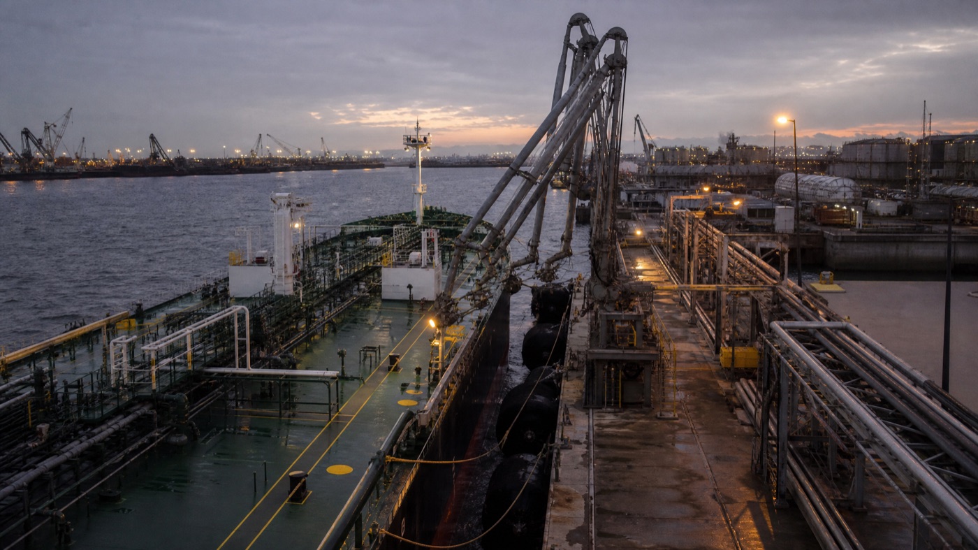 Морской наливной терминал: пока экспортный канал открыт, партия уходит отсюда за границу, а при запрете остаётся внутри страны
