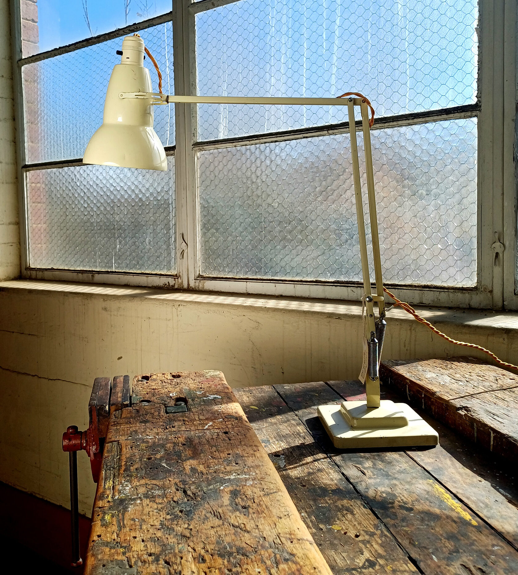 Лампа Original 1227 в классическом цвете Cream на рабочем столе 1930-х годов