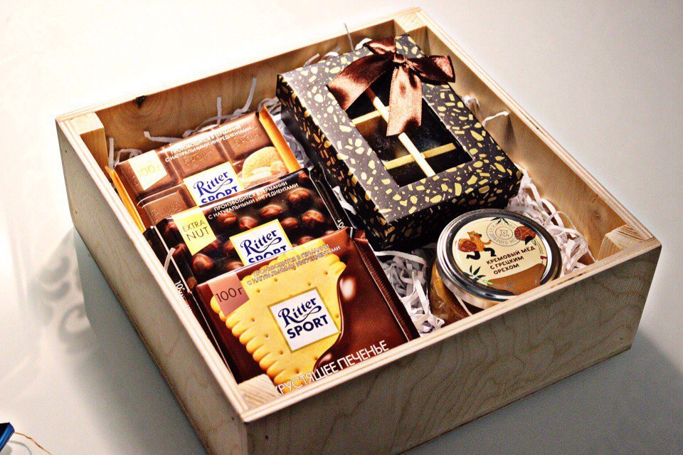 Сладости парню. Подарок в коробке. Сладости в коробке. Сладости в коробке подарок. Подарочные коробки со сладостями.