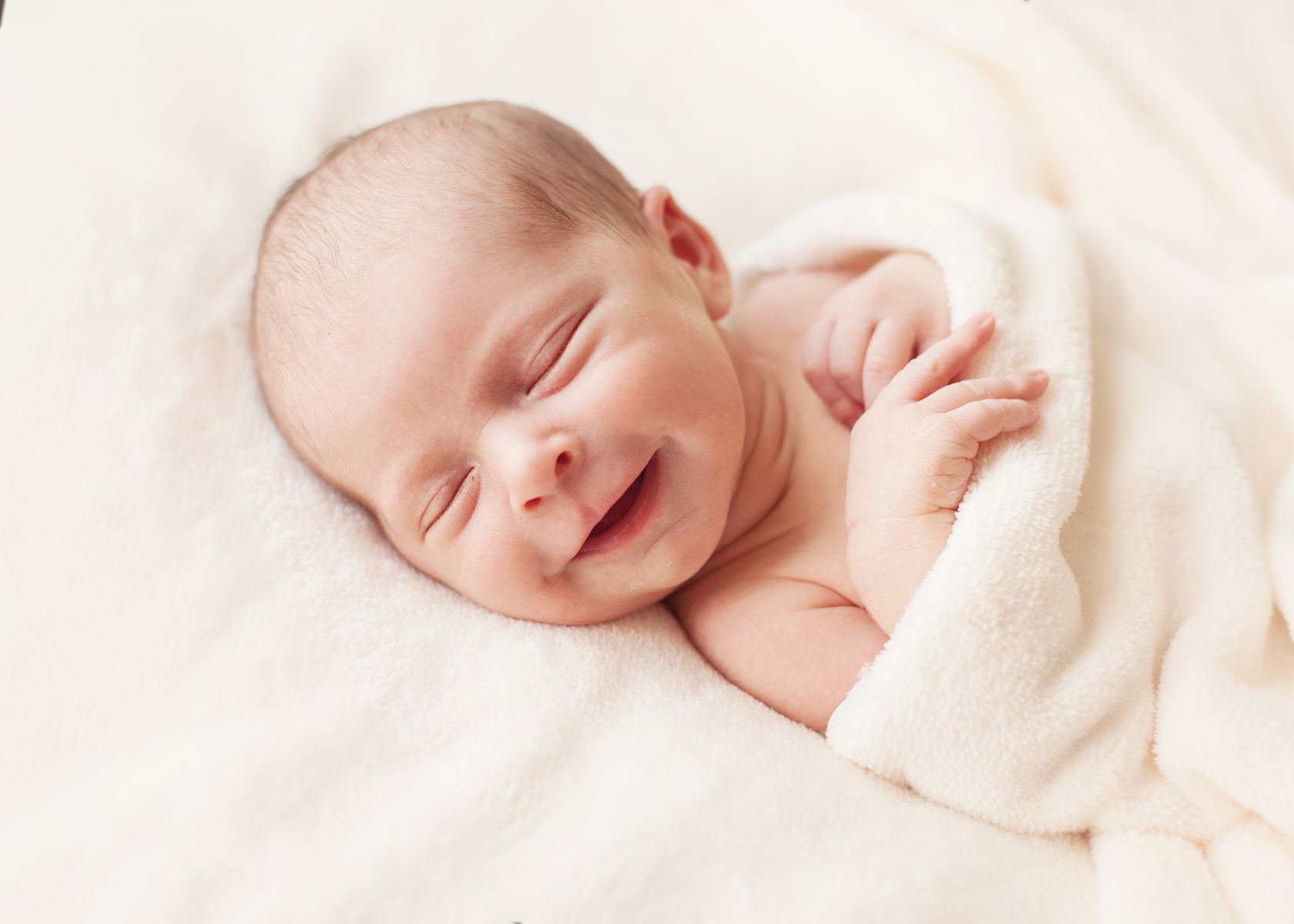 Родился ребенок спящий. Новорожденный ребенок. Неворожденный ребёнок. Зебренок новорожденный. Младенец улыбается.