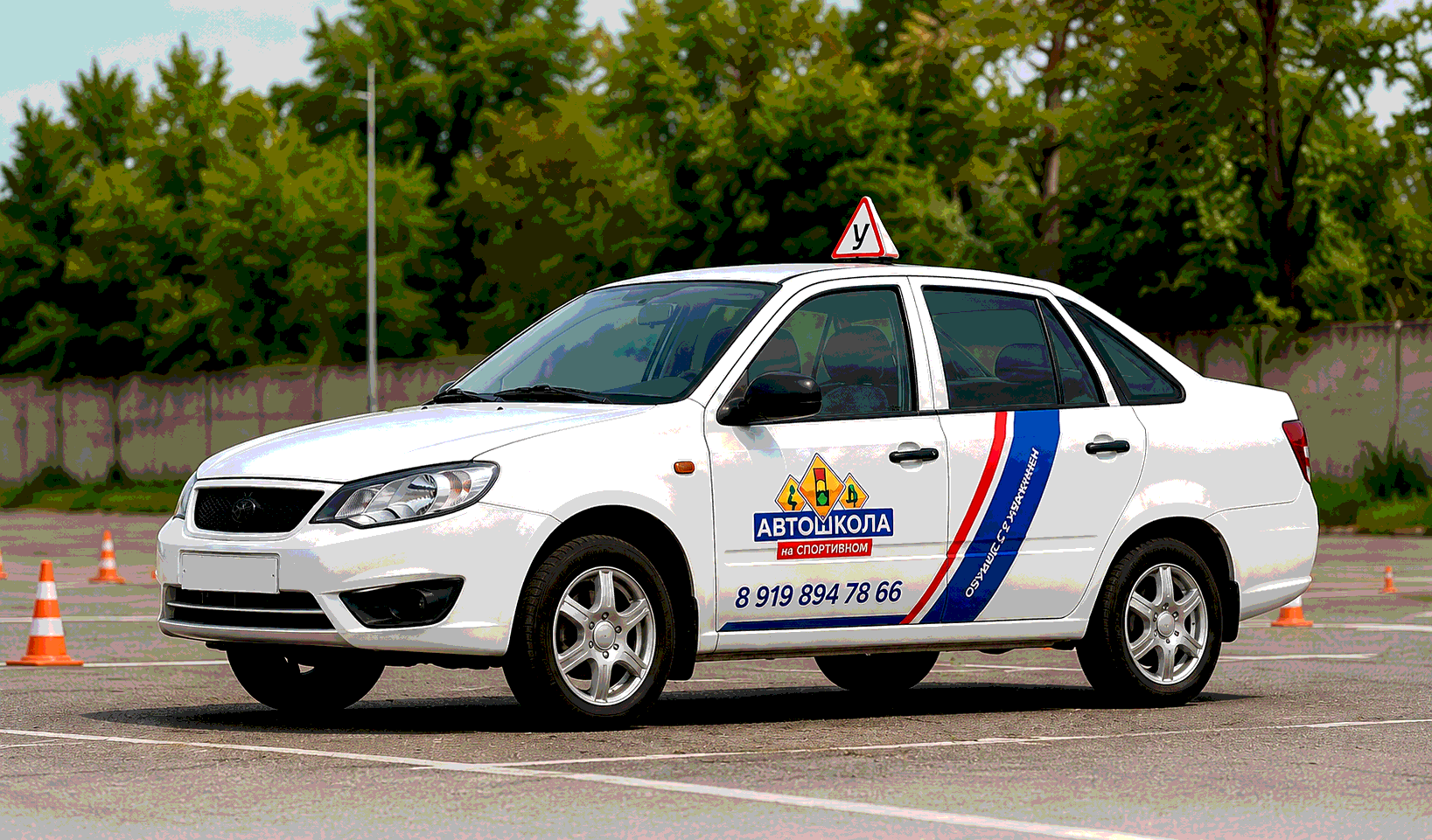Белый учебный автомобиль Автошколы на Спортивном на автодроме