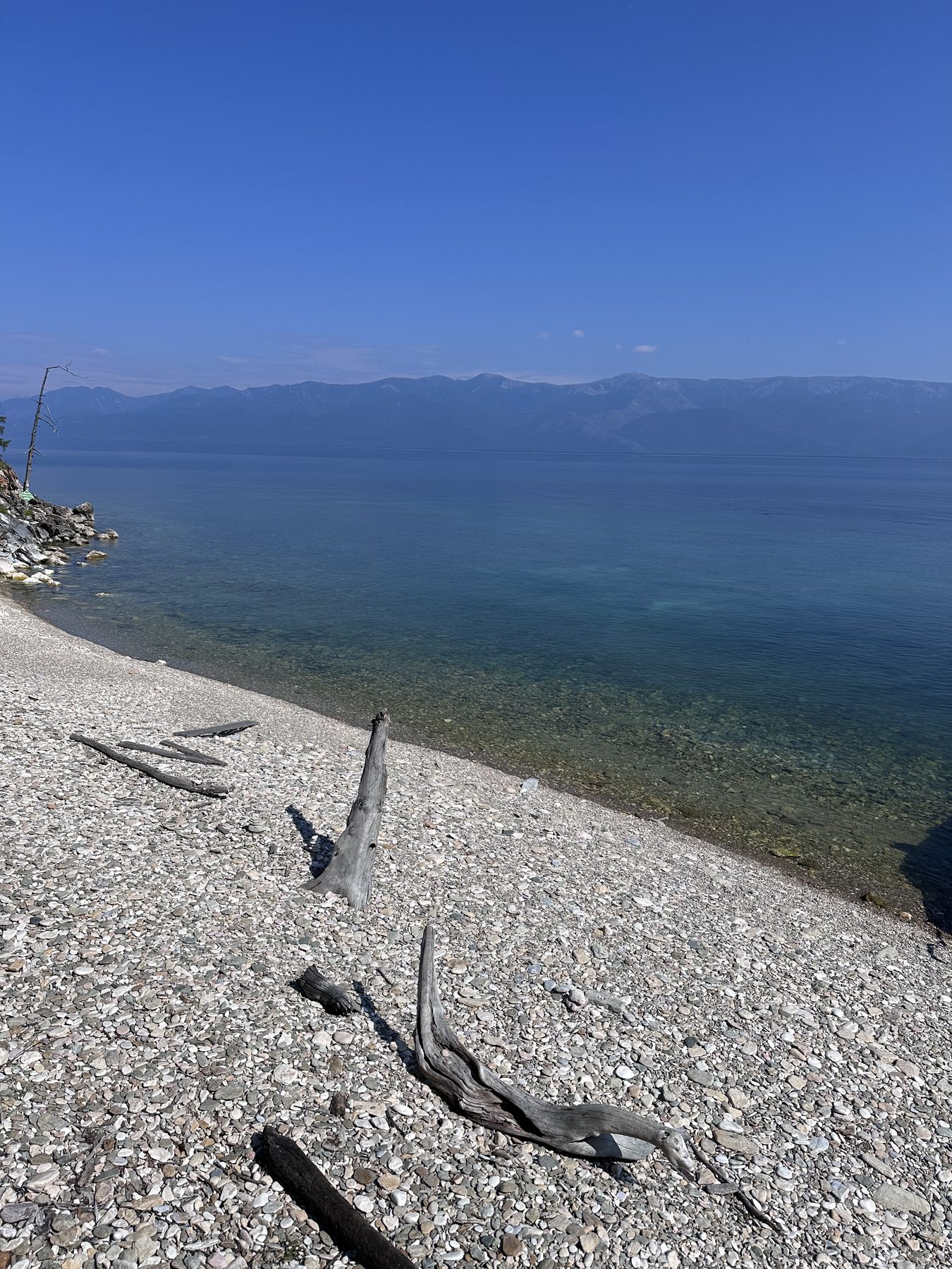 Прозрачная вода у галечного берега