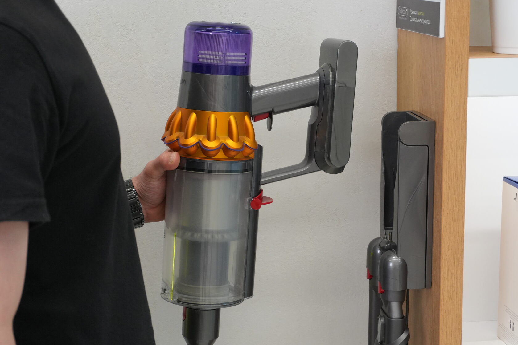 Настенное крепление пылесоса Dyson