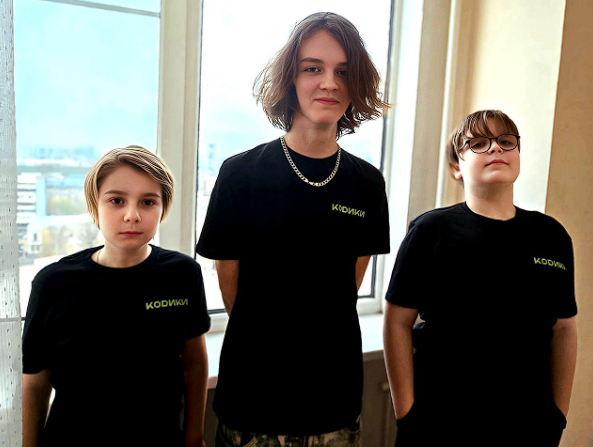 Ученики школы программирования КОДИКИ в фирменных футболках