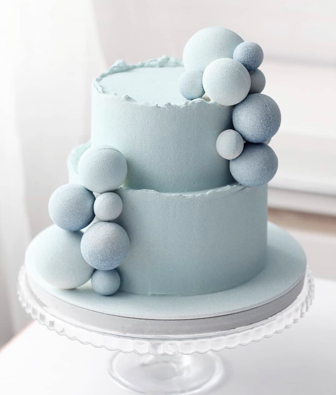 Белый торт мальчику. Голубой торт. Декор торта с шариками. Стильный торт для мальчика. Торт велюр.