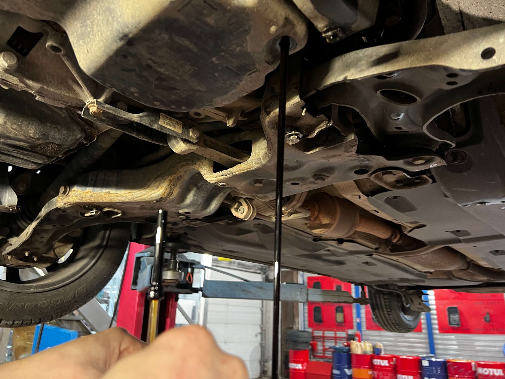 Слив остатков масла из поддона АКПП