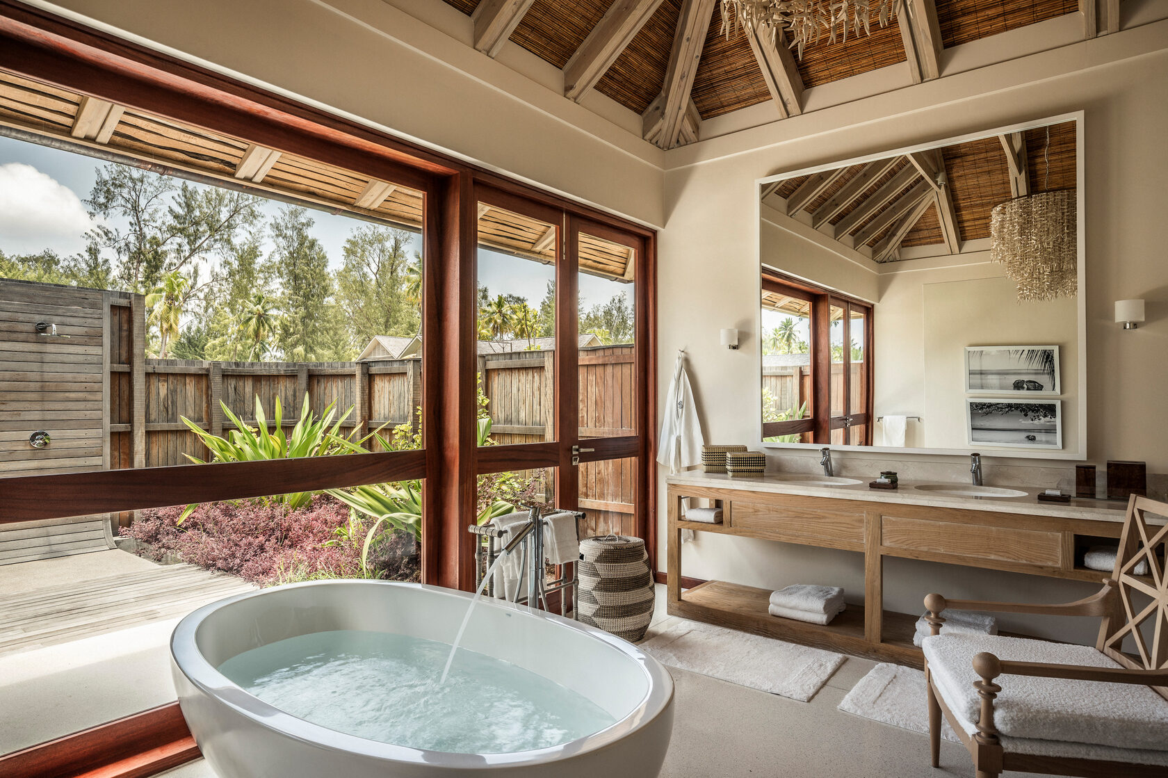 Вилла-резиденция с четырьмя спальнями в Four Seasons Resort Seychelles at Desroches Island