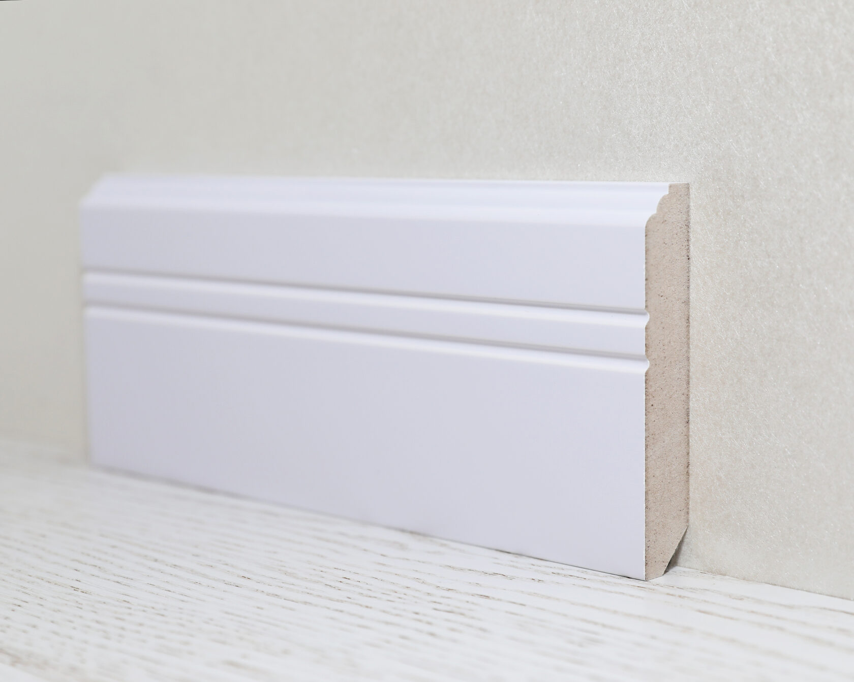 Плинтус крашеный