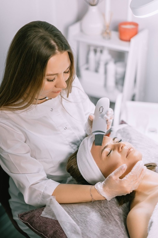 УЗ-очистка. — Глубокая очистка пор без красноты и раздражения — Уменьшение черных точек и комедонов — Снижение воспалений при акне — Улучшение текстуры кожи — она становится гладкой, ровной, «дышащей» — Подходит даже при чувствительной, розацеа-коже, после пилингов. 