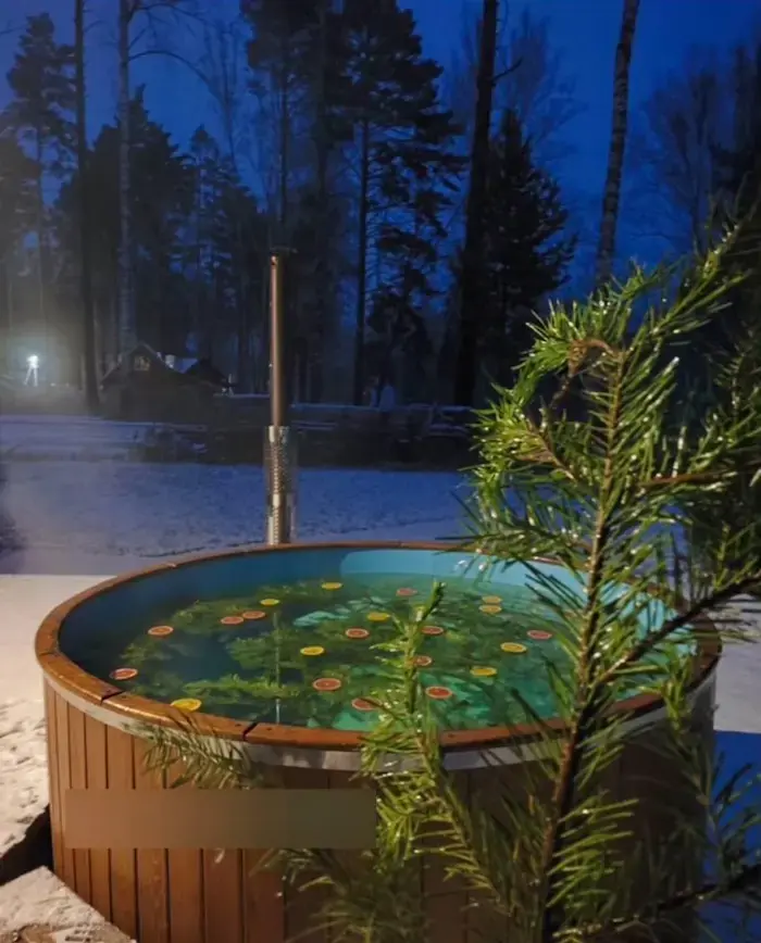 Ночной чан с ёлкой справа