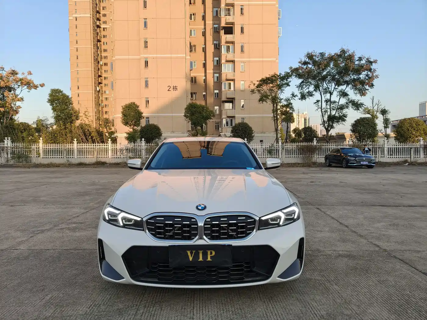 BMW 325Li G28 2024 M Sport Night Edition — вид спереди, фары, решётка радиатора и передний бампер