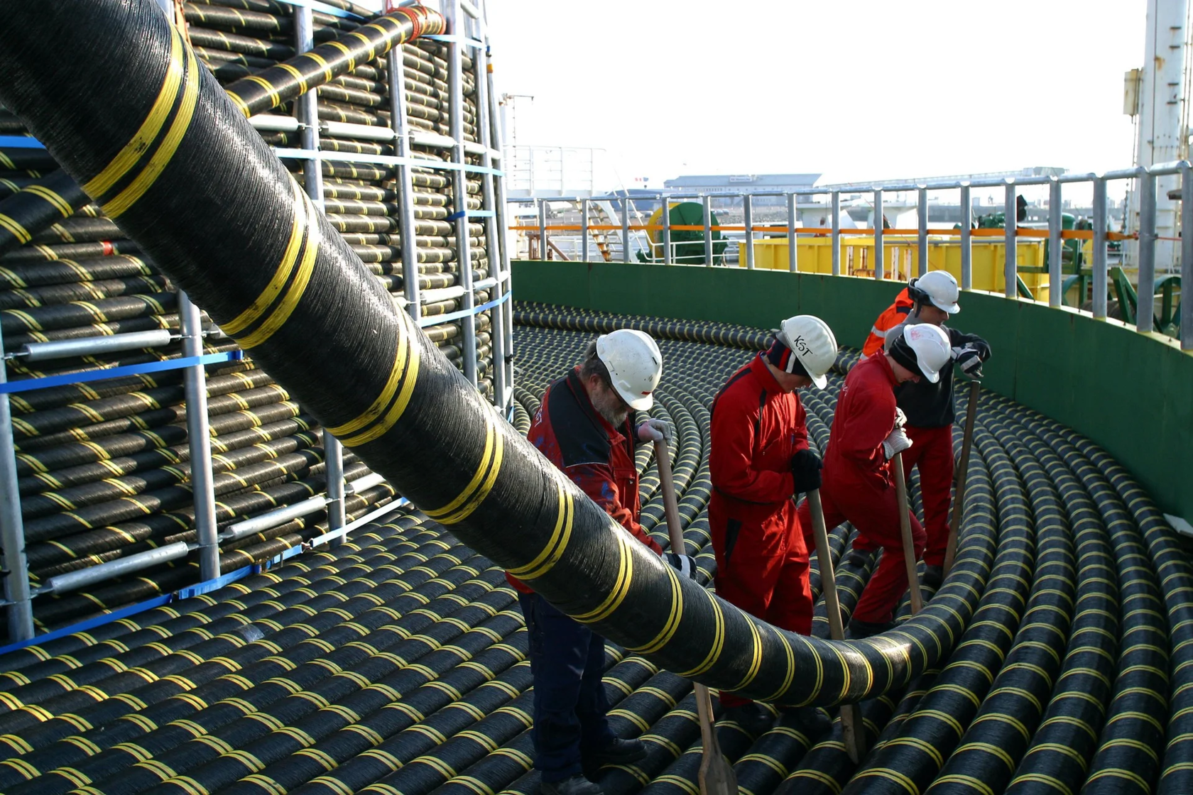 Подводный кабель энергомост. Кабель энергомоста в Крым в разрезе. Энергомост в Крым кабель. Магистральный оптоволоконный кабель морской.