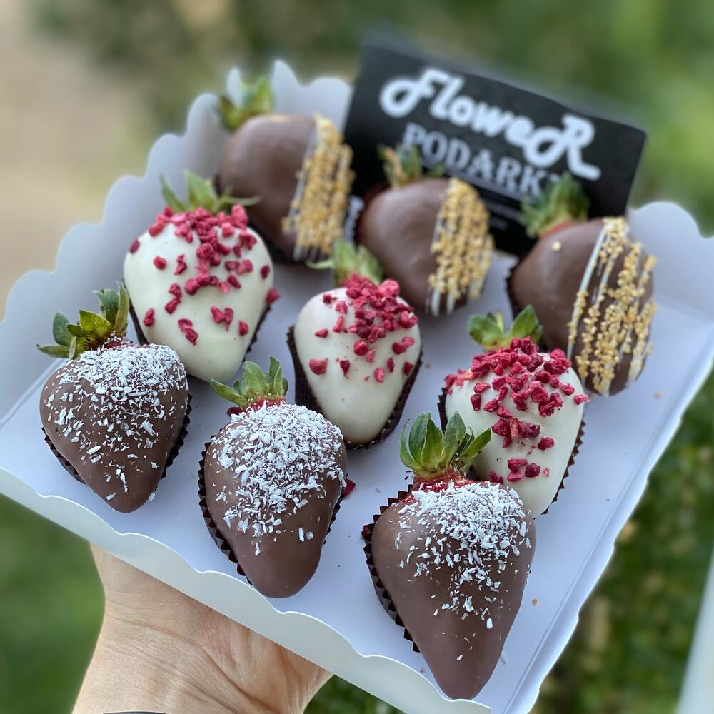 Срок годности клубники в шоколаде. Букет из клубники в шоколаде. Клубника в шоколаде в коробочке. Клубника в шоколаде в коробке. Срок годности клубники в шоколаде.