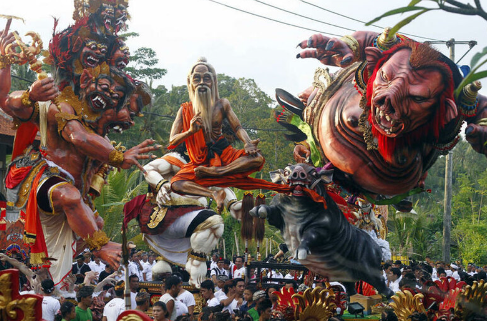 Парад на бали. Ньепи на Бали. Парад ОГО ОГО на Бали. День тишины (Nyepi Day) - Бали. Бали демон Индуизм.