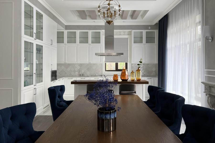 Пример изготовления угловой кухни в классическом стиле белого цвета с ...