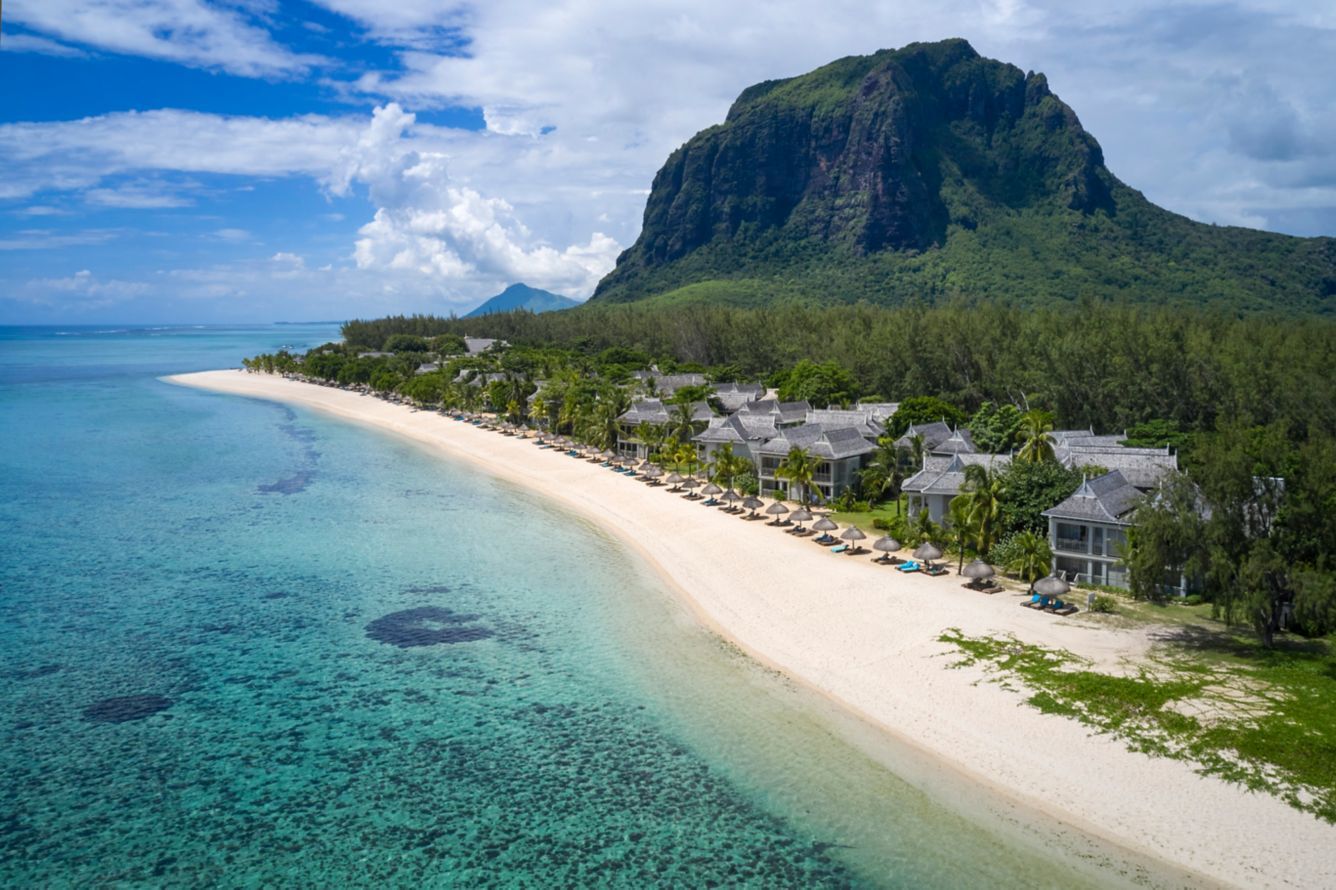 скидки на отель St. Regis Le Morne расположен на одном из самых фотогеничных участков побережья Маврикия, у подножия горы Ле Морн, и известен своим фирменным сервисом, элегантным дизайном и идеальными условиями для пляжного и активного отдыха.​