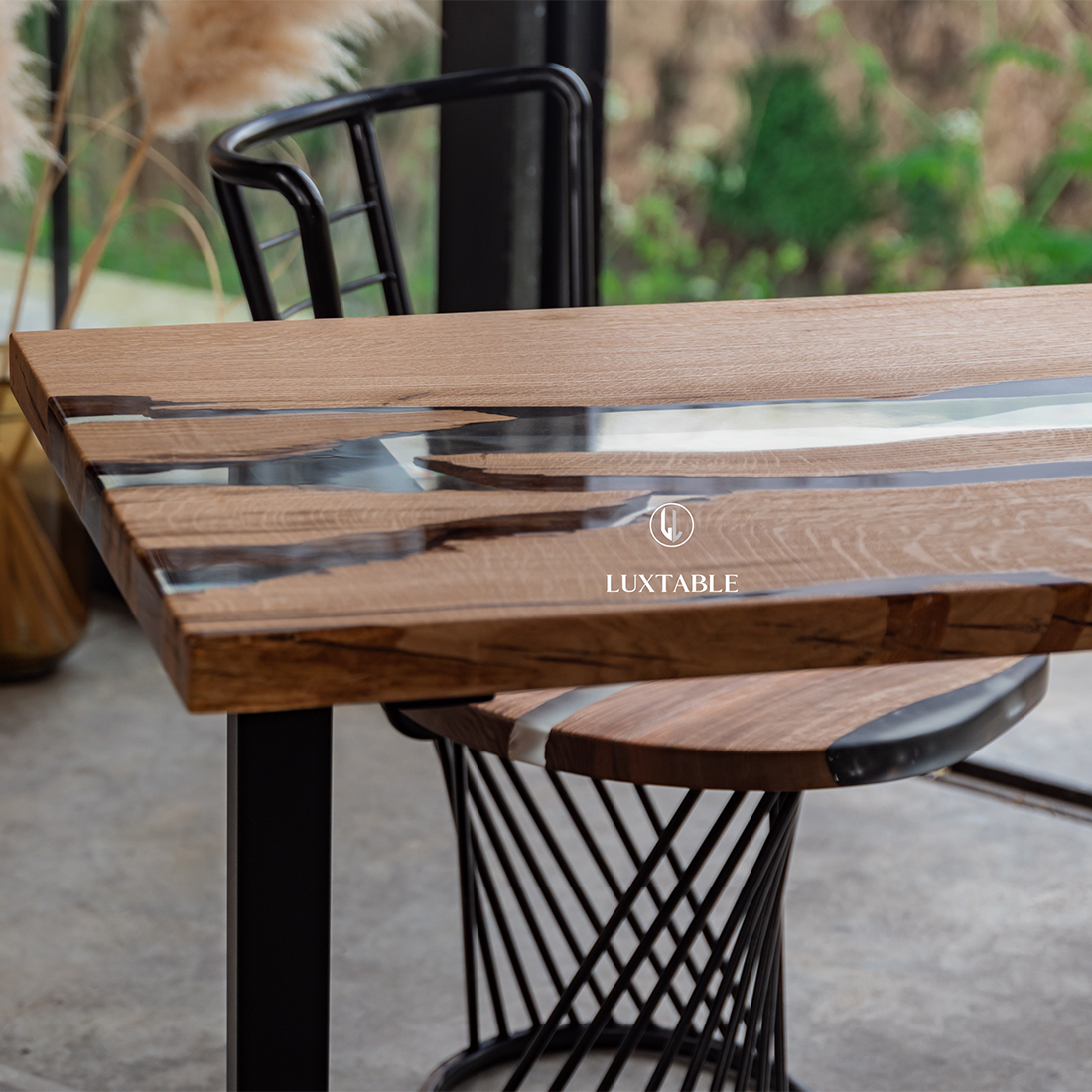 Epoxidharz Tische Alagoas aus europäischem Nussbaum und hellblauem Epoxidharz mit Metallic Effekt