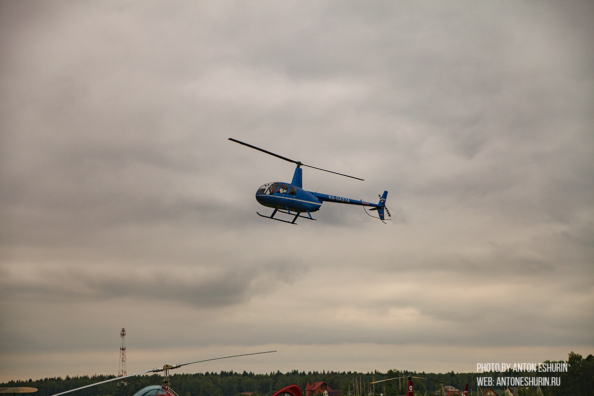Вертолет Robinson R44 на аэродроме Новинки - фото: Антон Ешурин