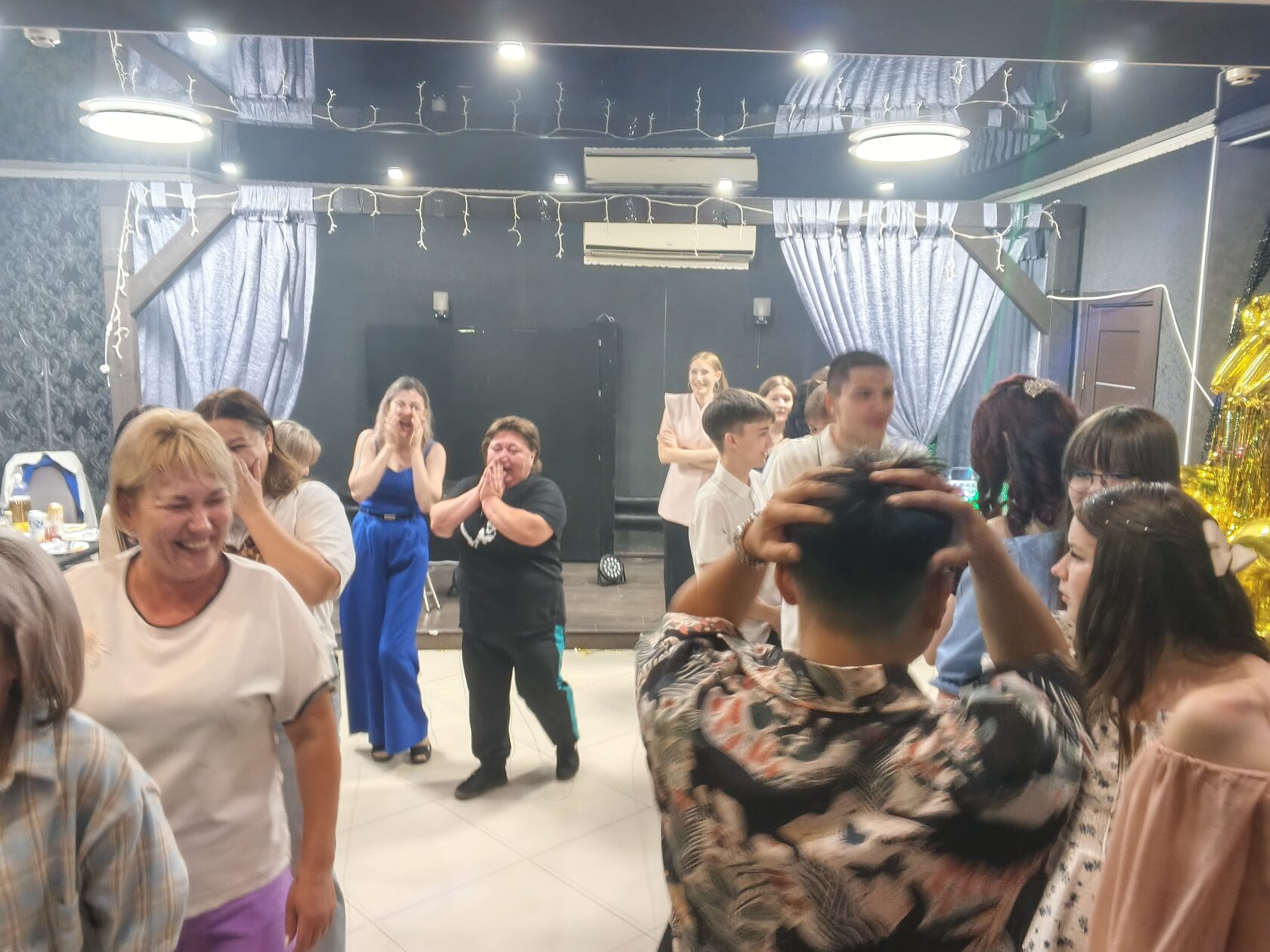 Танцпол и гости