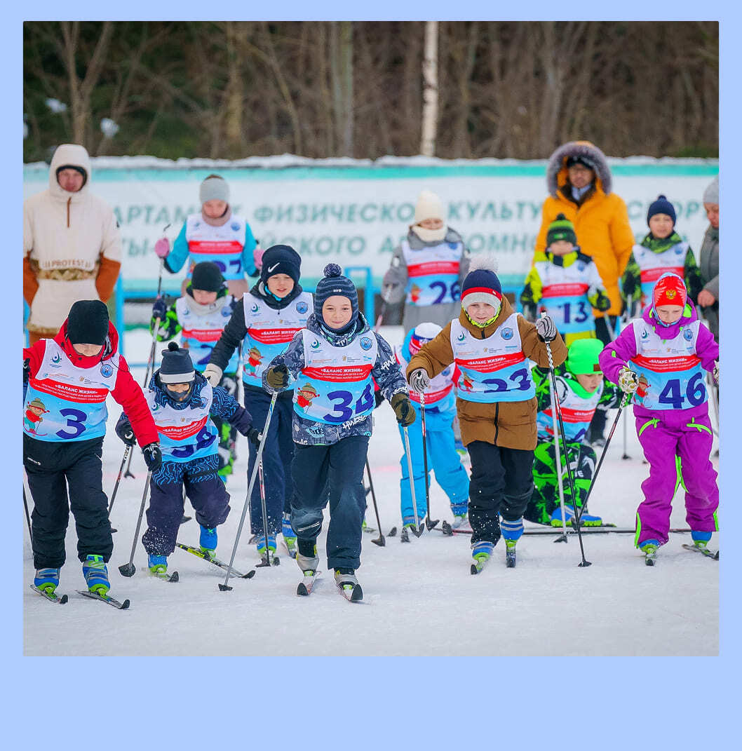 Тренировка по бегу на лесной трассе