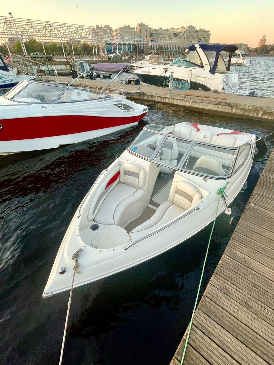 Катер Stingray на Неве - аренда для прогулок по СПб