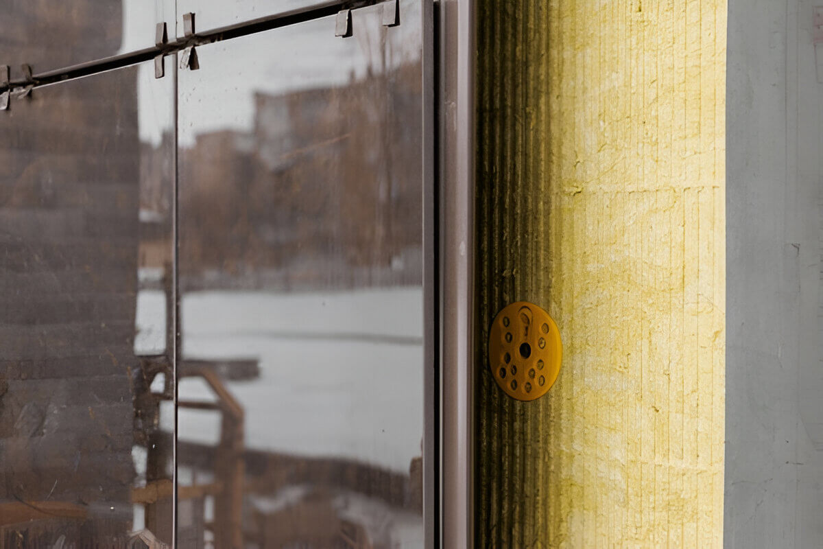 Слой утеплителя и облицовка в системе вентилируемого фасада, вид сбоку