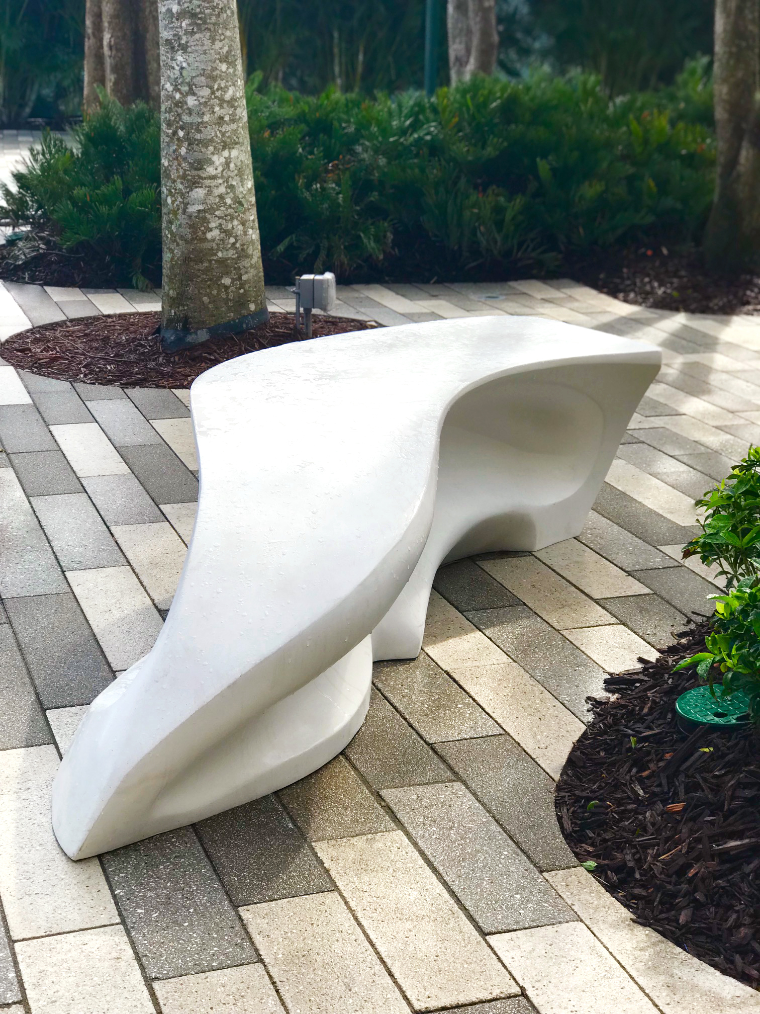 тренды в дизайне мраморных МАФов