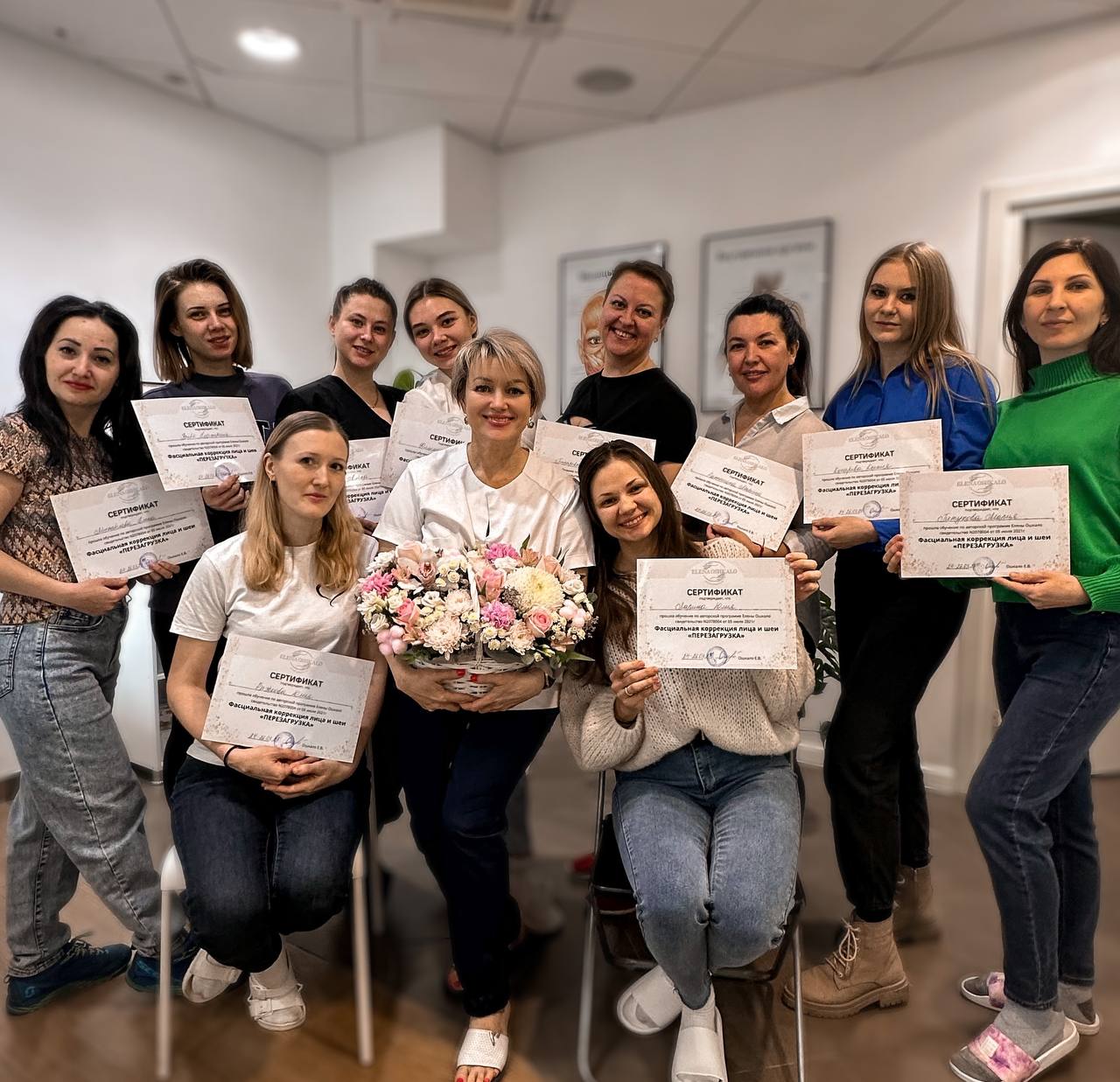 Выпускницы семинара с сертификатами