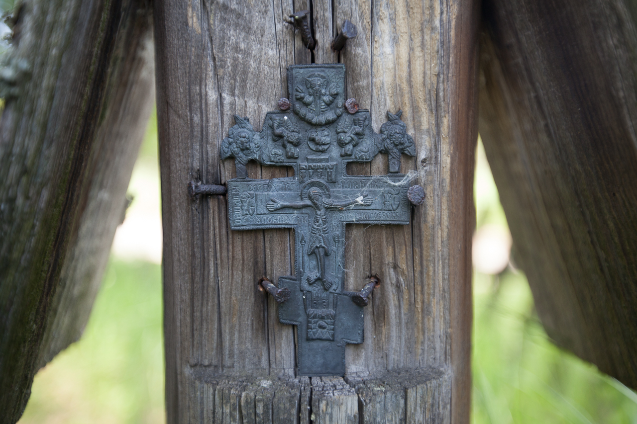 иконы и кресты Немного продолжив тему кладбищ, хотелось бы рассказать и пок...