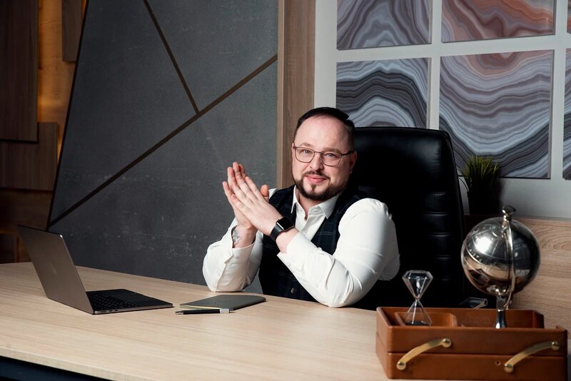 Анатолий Абашин за работой