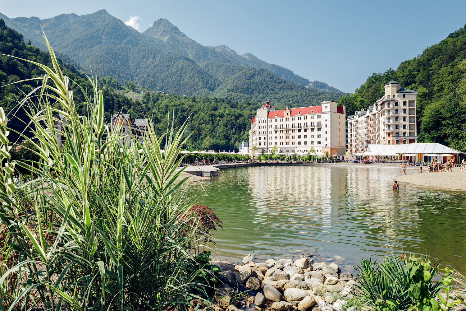 пляж на роза хутор