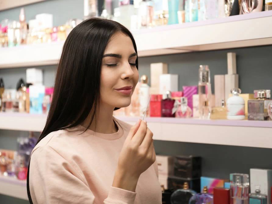 фото парня и девушки на романтическом свидании в публичном месте