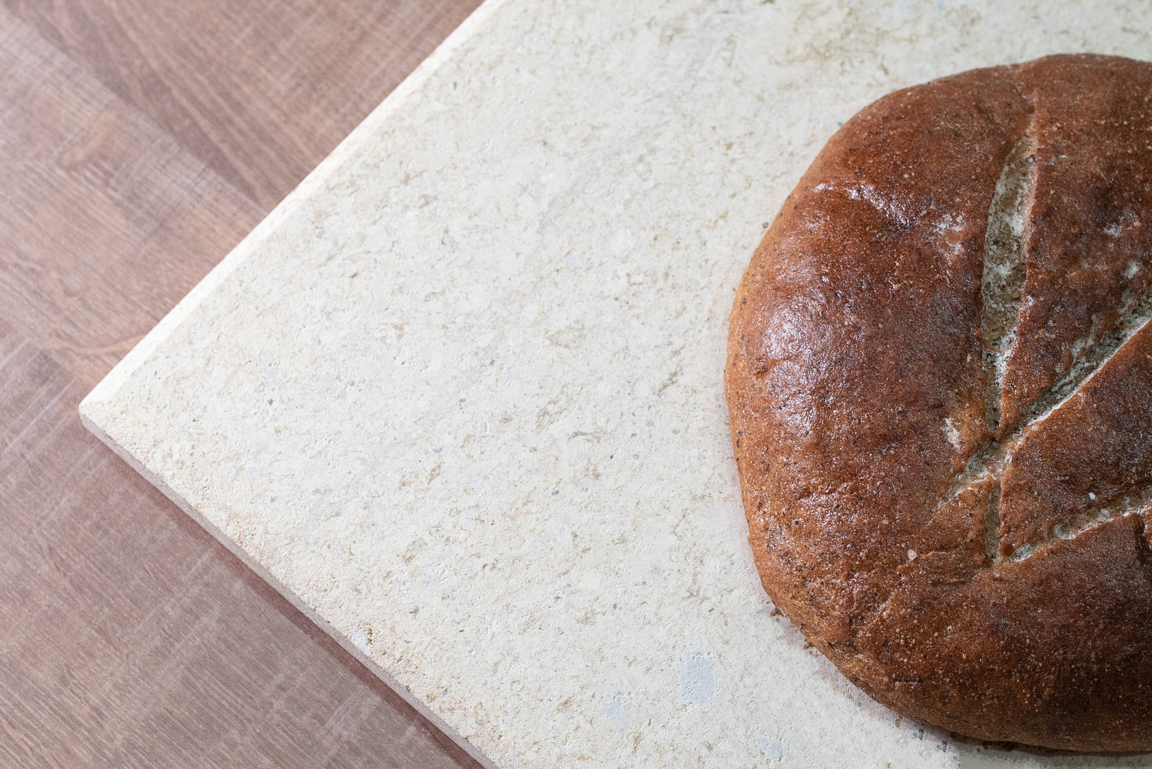 Хлеб в духовке видео. Камень для выпечки хлеба. Камень для выпечки хлеба в духовке. Пекарский камень для выпечки. Пирог на пекарском Камне.
