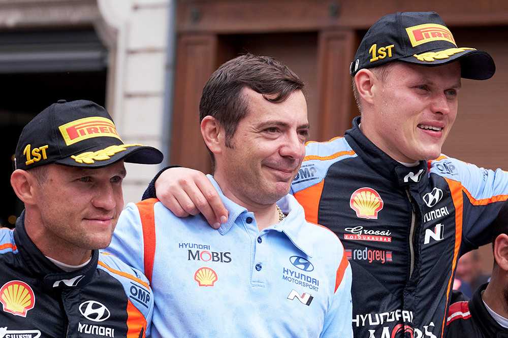 Заместитель руководителя Hyundai Motorsport Жюльен Монсе (в центре) и победители ралли Ипр 2022 Отт Тянак (справа) и Мартин Ярвеоя (слева)