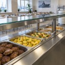 Линия раздачи в рабочей столовой с горячими блюдами